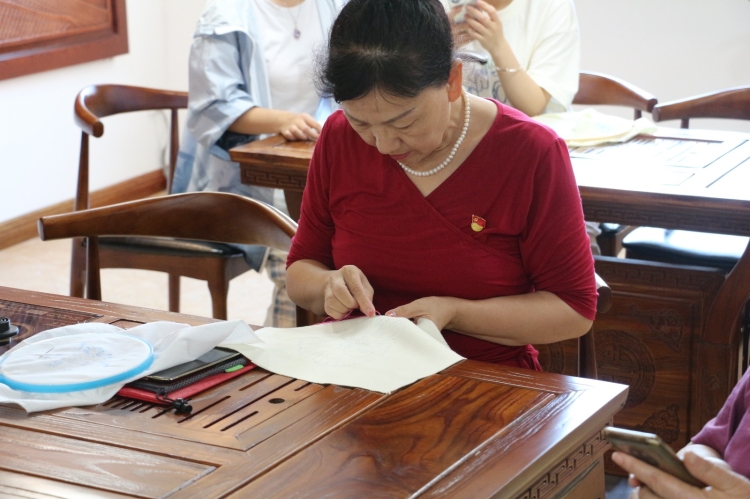 图10 社区党员居民学习体验辽南刺绣.JPG