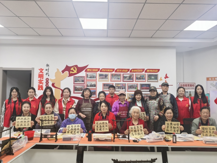 13：联合黄泥川社区党总支，开展“银龄公益软笔书法班”活动.jpg
